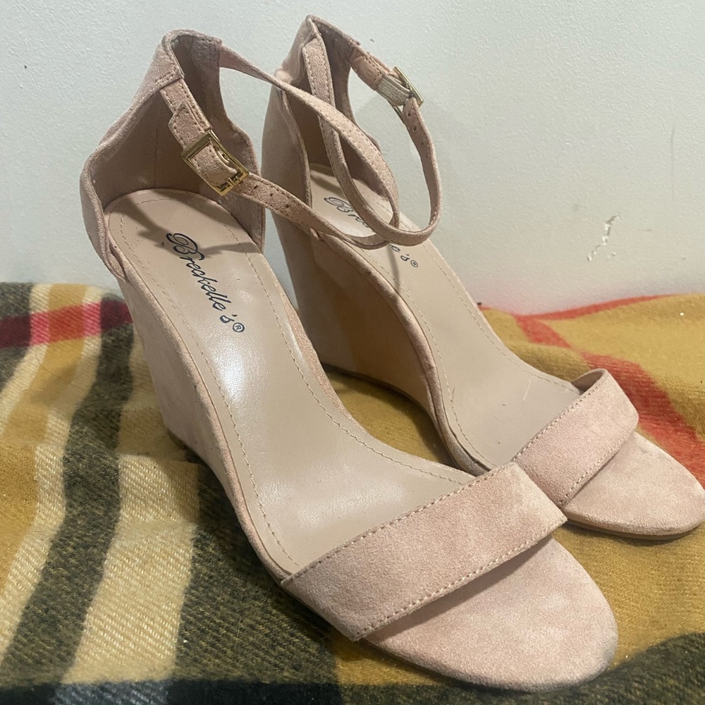 Breckelle’s Women Breckelles Carey Faux Suede Open Toe Ankle Strap Wedge Sandal